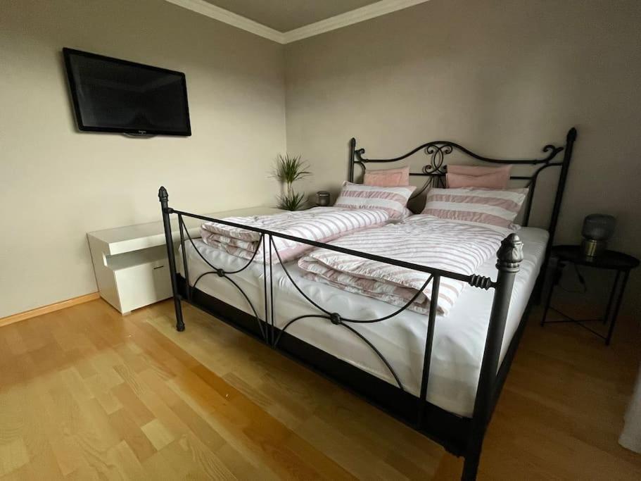 Ferienwohnung Leuchtbergblick Mit Terrasse Und Pkw Stellplatz エシュヴェーゲ エクステリア 写真